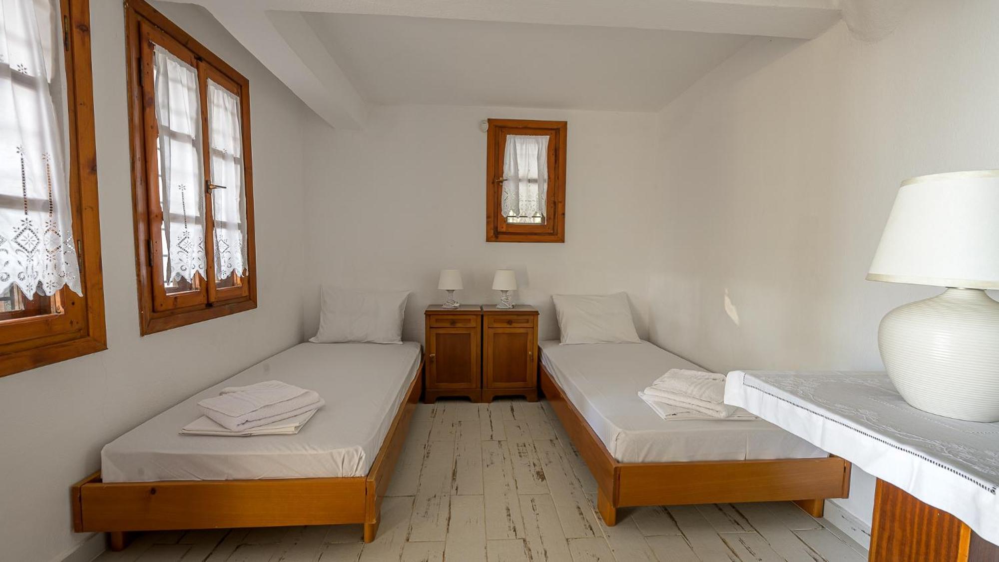 Squirrel Beach Front Villa, Metamorfosi Exterior foto