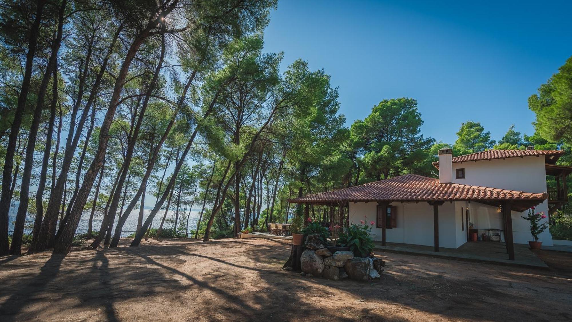 Squirrel Beach Front Villa, Metamorfosi Exterior foto