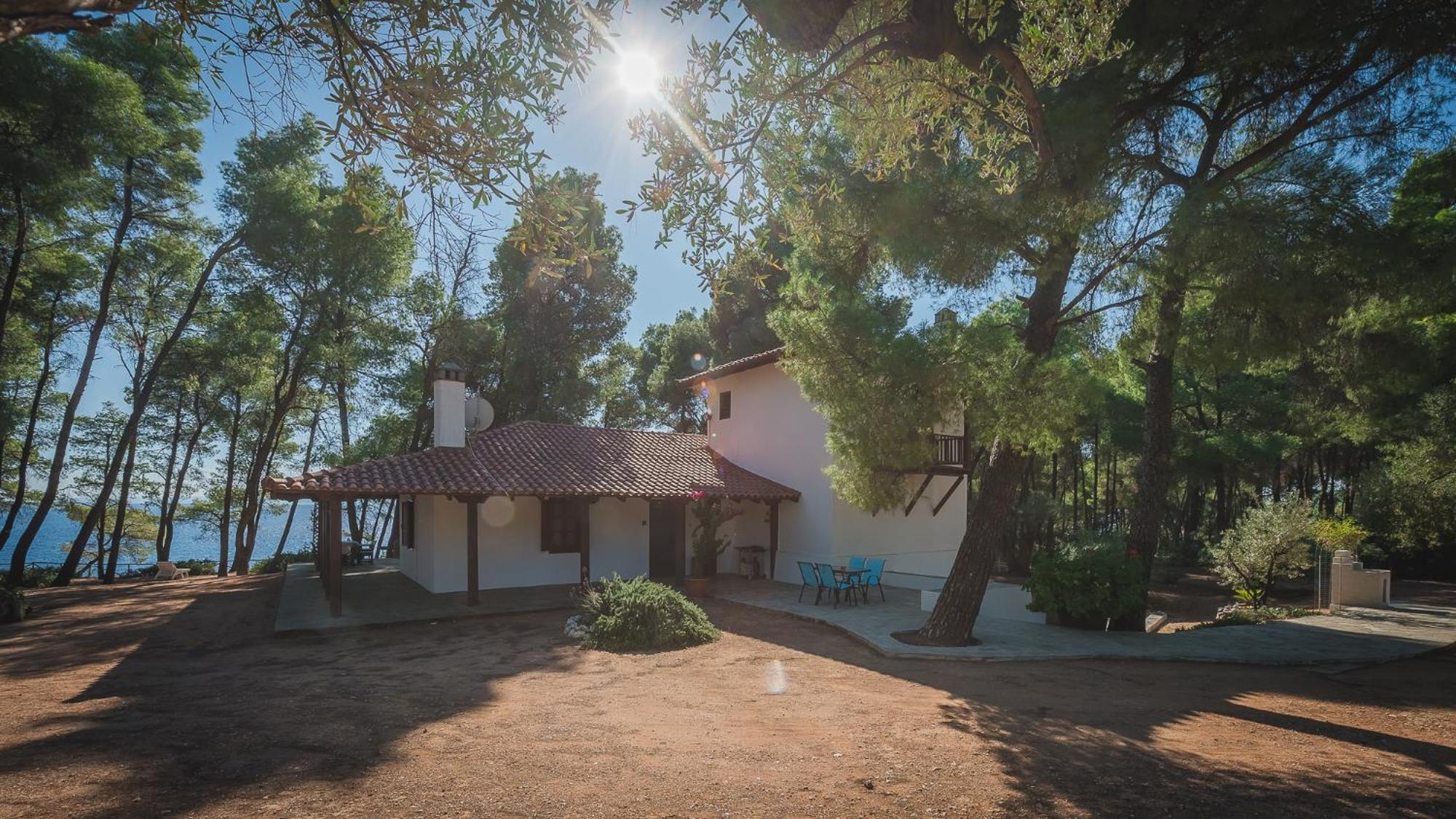 Squirrel Beach Front Villa, Metamorfosi Exterior foto