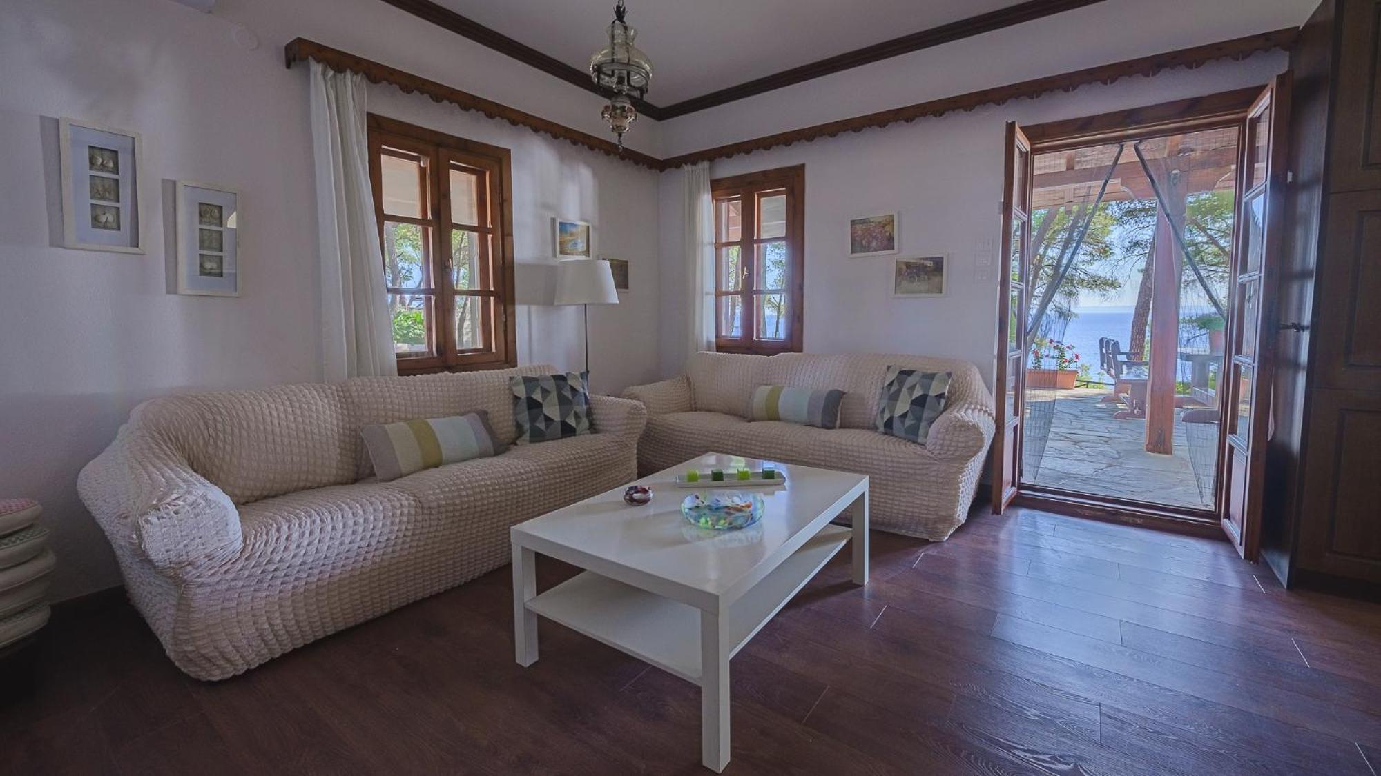Squirrel Beach Front Villa, Metamorfosi Exterior foto