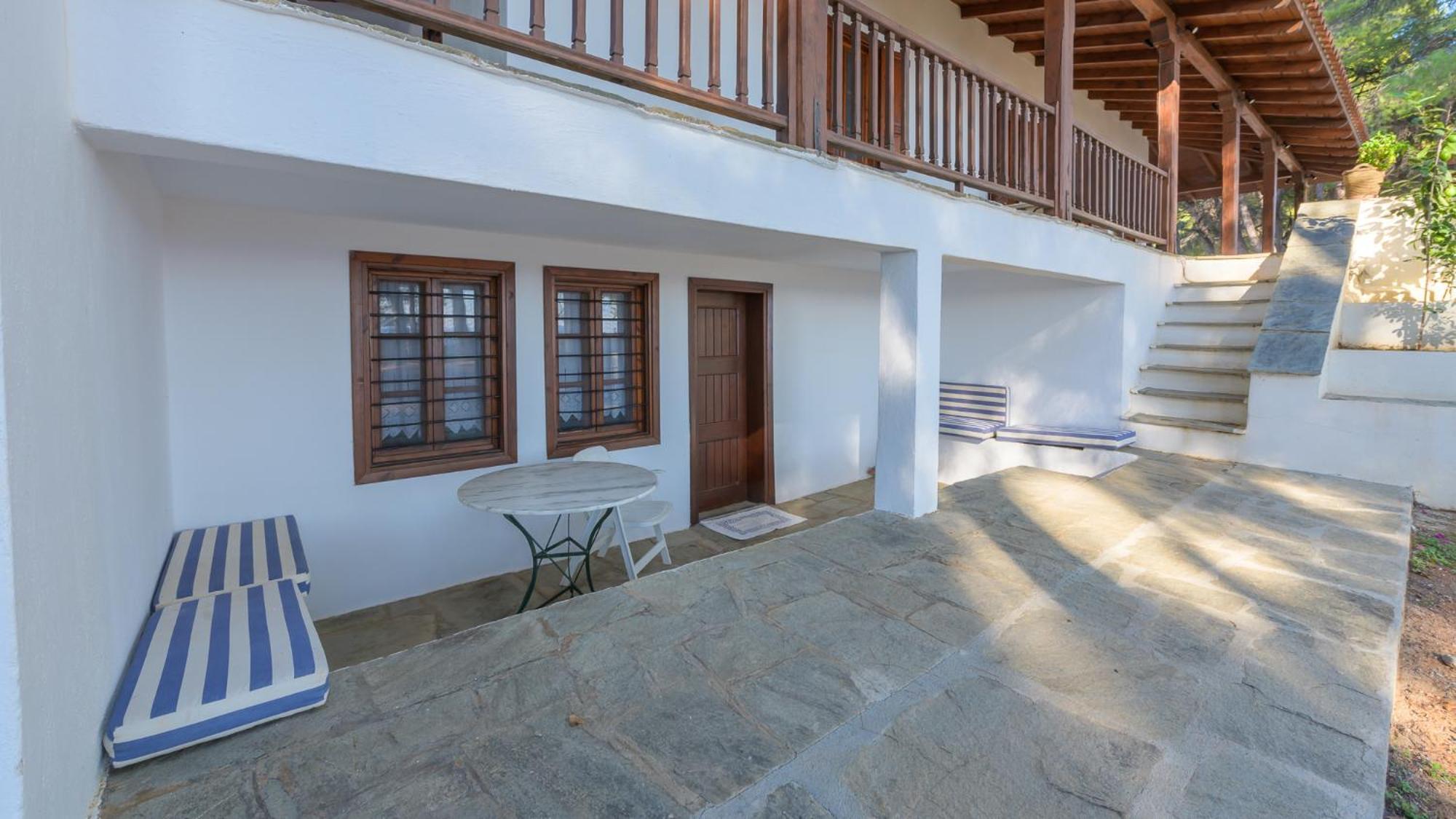 Squirrel Beach Front Villa, Metamorfosi Exterior foto