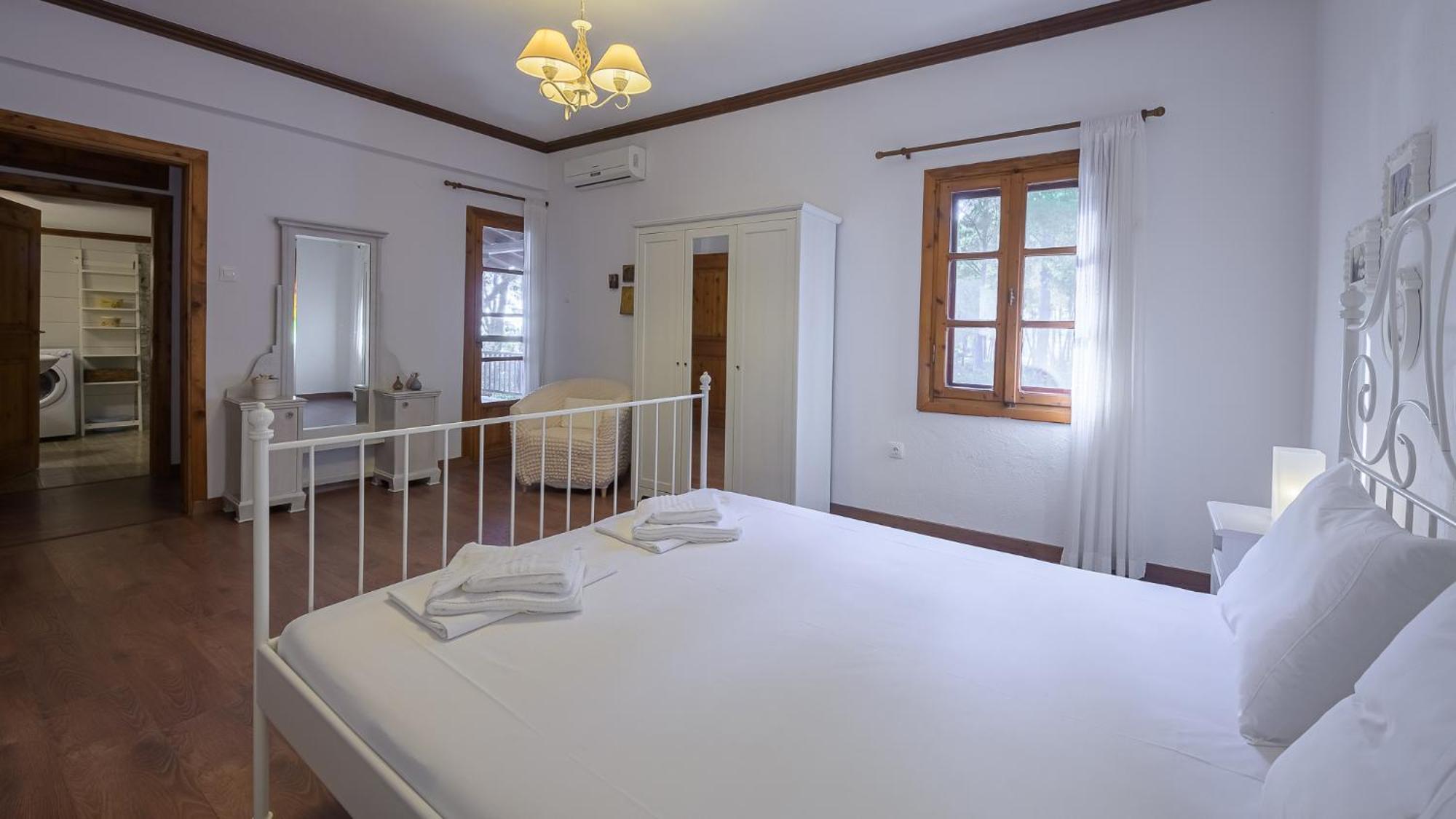 Squirrel Beach Front Villa, Metamorfosi Exterior foto